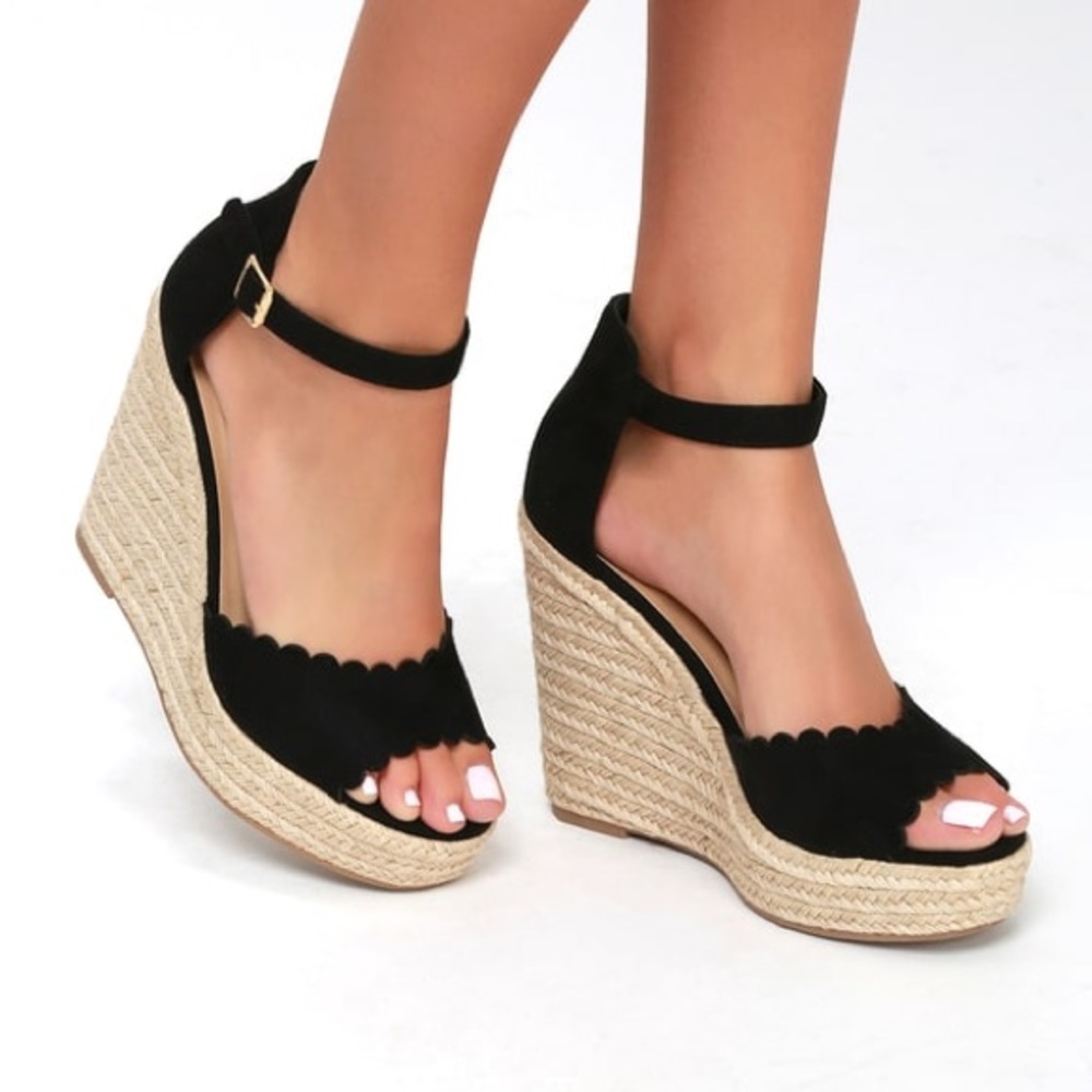 Peep toe wedges •